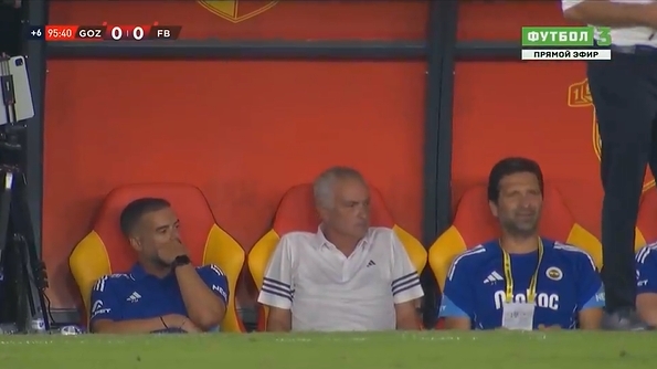 开云科技-补时阶段塔利斯卡错失点球良机，穆里尼奥场边面色沉重陷入沉思