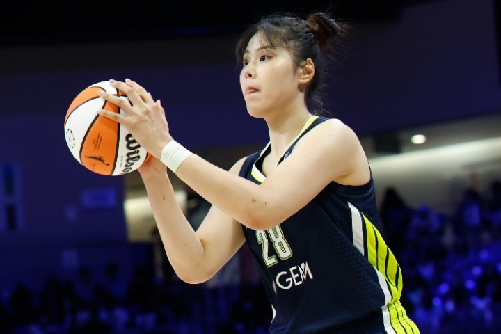 手感冰凉！李月汝8投仅1中 拿到4分8篮板2助攻