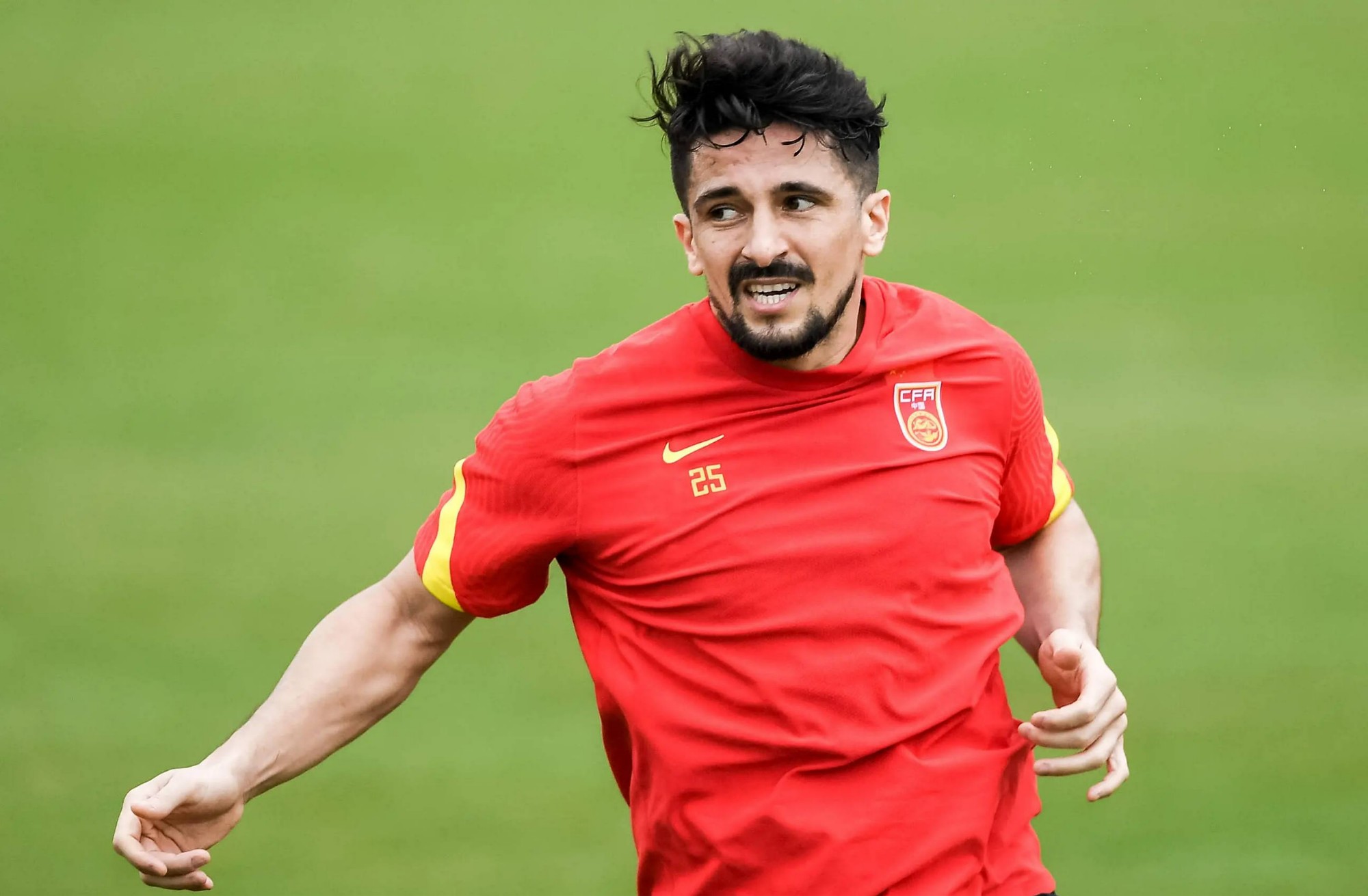 洛国富回应归化历程：国籍未变且薪资并非首要考量