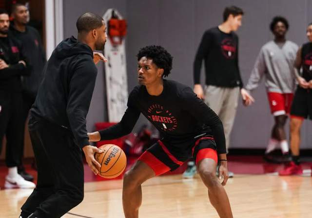 开云移动-乌度卡乱用人，火箭队仅8人轮换，双锋线31中9，阿门没三分上限低