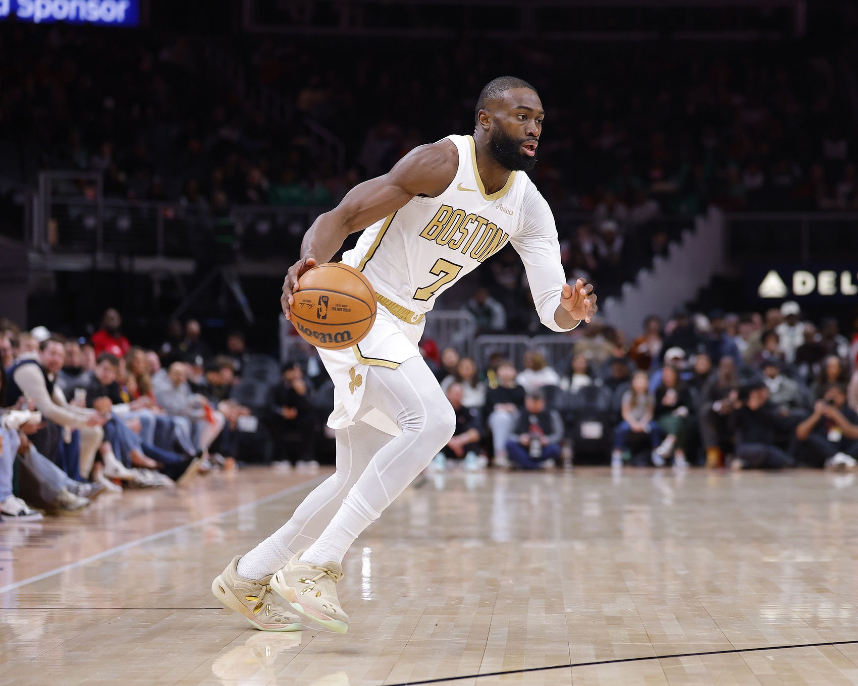 开云移动-错失绝杀！杰伦·布朗28投11中&amp;关键2罚全铁 空砍32分11板2助1帽