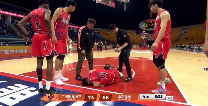 kaiyun-😭不要啊！郭艾伦反击对抗后 抱着左膝痛苦倒地 被担架车送出场